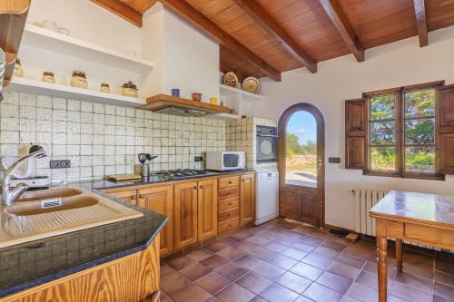 セス・サリネスにあるEs turo de Cabreraのシンクとカウンタートップのあるキッチン