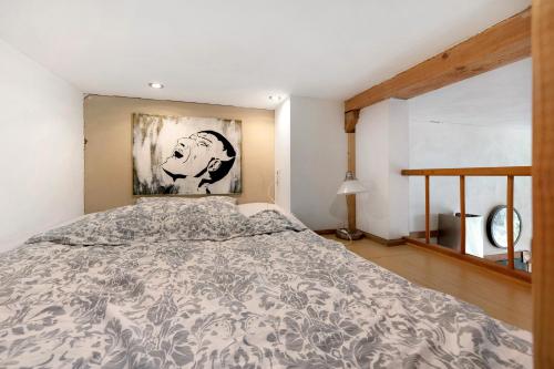 a bedroom with a bed and a painting on the wall at Ferienwohnung Zur Alten Scheune in Balingen