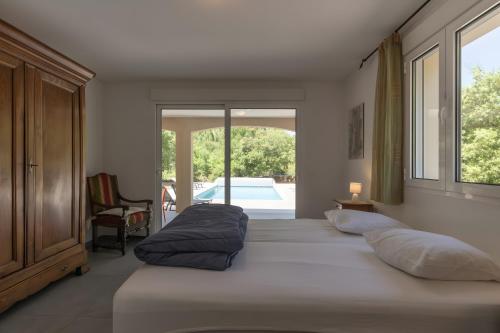 Un dormitorio con una cama con dos almohadas encima. en Villa La Barbière, en Sallelles