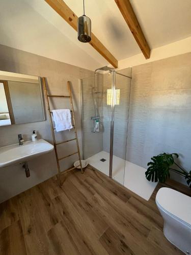 ein Badezimmer mit Dusche, Waschbecken und Toilette in der Unterkunft Casa Rural Villa Soleá in Algarrobo