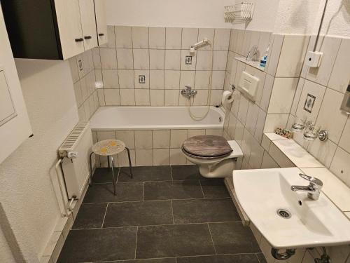 a bathroom with a tub and a toilet and a sink at Gemütliche Ferienwohnung nähe Wutachschlucht in Hüfingen