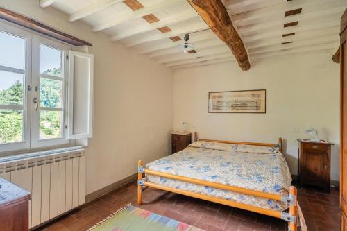 PescagliaにあるCasa Paolaのベッドと窓のある寝室