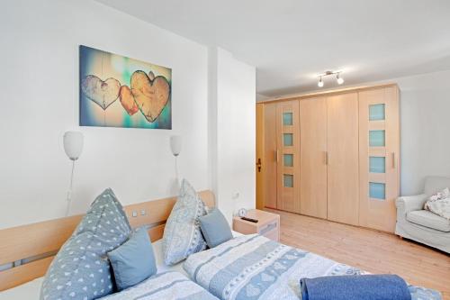 een woonkamer met een bed en een bank bij Almrausch Ferienwohnung in Ramsau