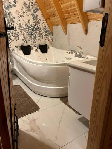 un baño con bañera y lavabo en Moon Bungalov, en Sapanca