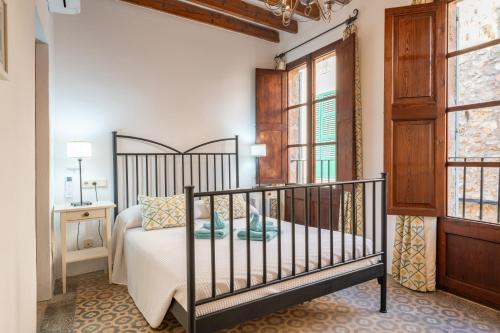 een slaapkamer met een bed en een raam bij Casa Romana in Pollença