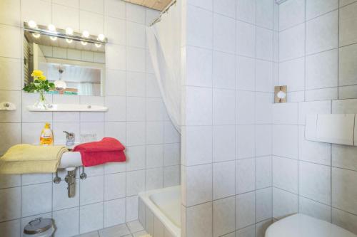 BermatingenにあるHaus Sonnenschein Gartentraumの浴槽とトイレのある白いバスルーム