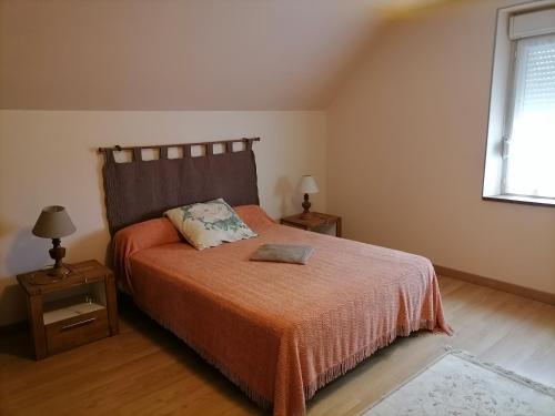SublignyにあるLe Gite du Champ de la Croixのベッドルーム1室(オレンジの毛布、窓付)