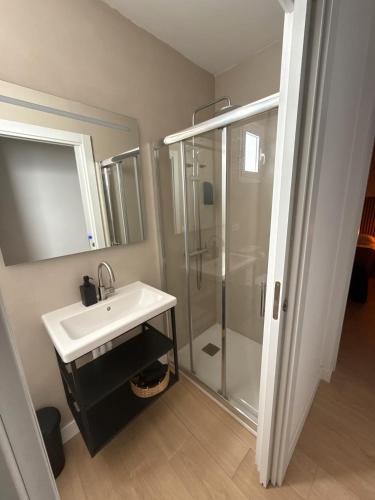 ein Badezimmer mit Waschbecken und Dusche in der Unterkunft Encantador Apartamento Familiar in La Cuesta
