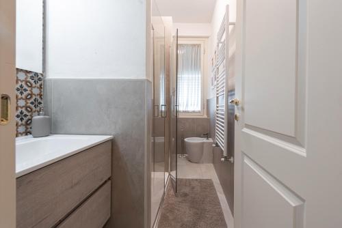 un bagno con lavandino e WC di Casa Alessandro a Firenze