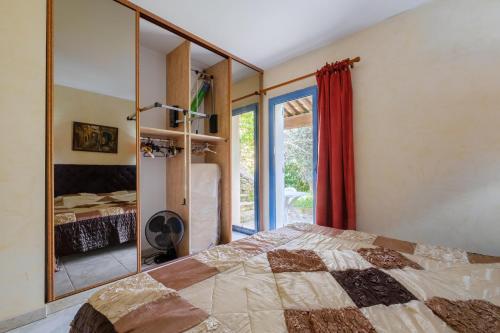 a bedroom with a bed and a large mirror at Appartement Numéro 1 - piscine in Valbonne