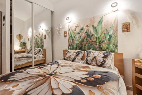 Postel nebo postele na pokoji v ubytování Palmiers en couleurs