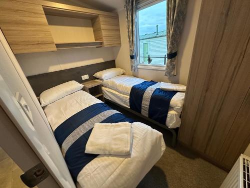 Ένα ή περισσότερα κρεβάτια σε δωμάτιο στο BLAIRGOWRIE Ballintuim HOLIDAY LET