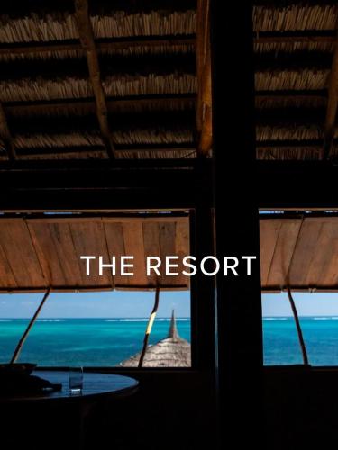 een bord met de tekst 'resort met uitzicht op de oceaan' bij Madagascar Surf Resort 