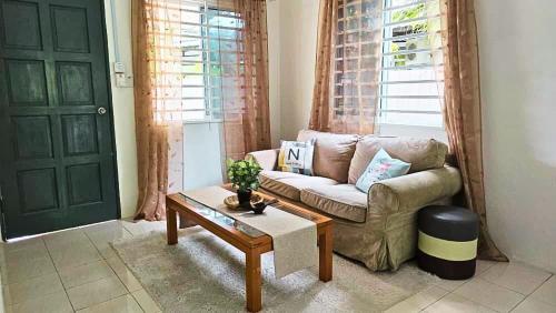 un salon avec un canapé et une table basse dans l'établissement Feel Borneo Cozy Homestay in Penampang, à Penampang