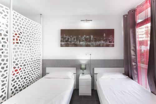 サン・バルトロメにあるEstudio Yumbo Playa Del Inglesの2ベッド シティービュールーム