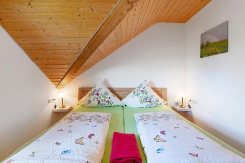 Postel nebo postele na pokoji v ubytování Ferienwohnung Blasi mit Alpensicht