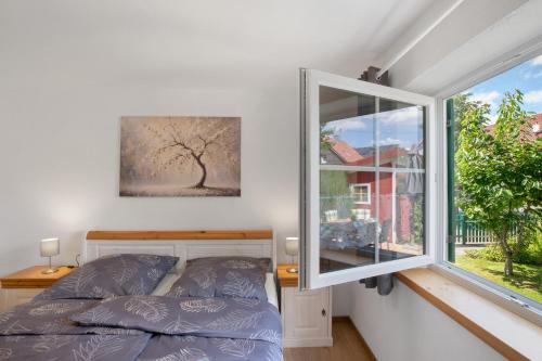 une chambre avec un lit et une fenêtre dans l'établissement Ferienhaus Frieda, à Röfingen