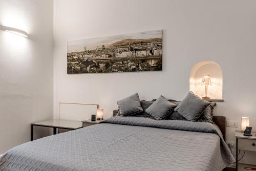 Postel nebo postele na pokoji v ubytování Dante's Paradise Firenze