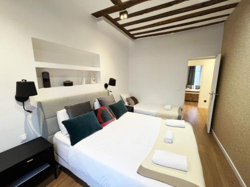 Urban Flat 108 - Stunning 4 BDR Flat in Paris