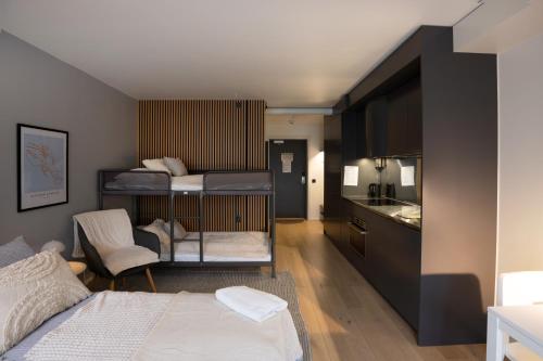 Postel nebo postele na pokoji v ubytování HOOM Home & Hotel Järfälla