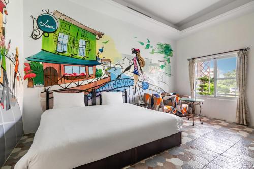 Un dormitorio con una cama y un cuadro en la pared. en Kenting Hemingway, en Kenting