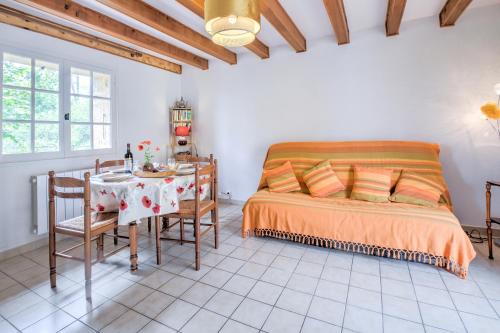 Un dormitorio con una cama y una mesa y sillas. en Résidence musicale de Panissal, en Montignac