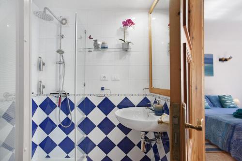 ein Badezimmer mit Waschbecken und Dusche in der Unterkunft Casa Mariposa in Corralejo