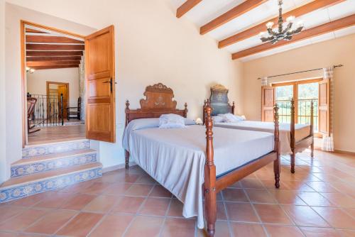 un dormitorio con una cama en una habitación en S'era de Son Roig, en Sant Joan