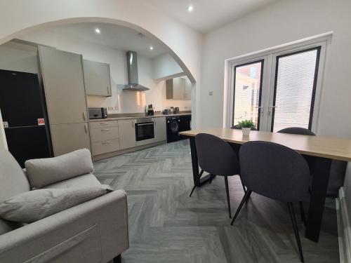 Kuchyň nebo kuchyňský kout v ubytování Pearce House-Brand New 3 bed-Sleeps 6-Garden