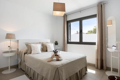 - une chambre avec un lit avec un chien assis dans l'établissement Villa Agapanto, à Vejer de la Frontera