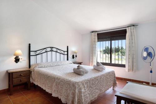 un dormitorio con una cama con dos almohadas. en Casita 2 - Andalmar, en Conil de la Frontera