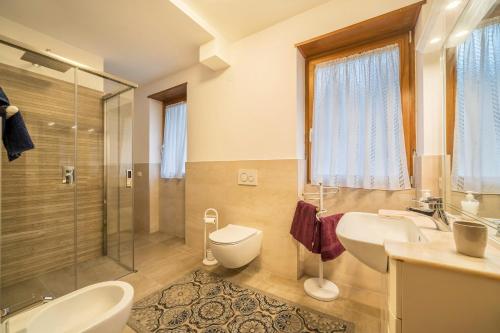 une salle de bain avec toilettes, lavabo et douche dans l'établissement Sweet Dreams, à Merano