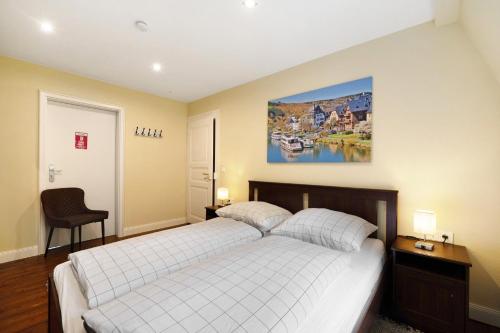 een slaapkamer met een bed en een schilderij aan de muur bij Alte Stadtvilla Weinberg 6 in Traben-Trarbach