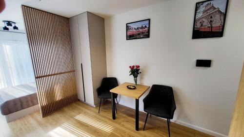 a small room with a table and two chairs at Apartament Anna przy Starówce in Zamość