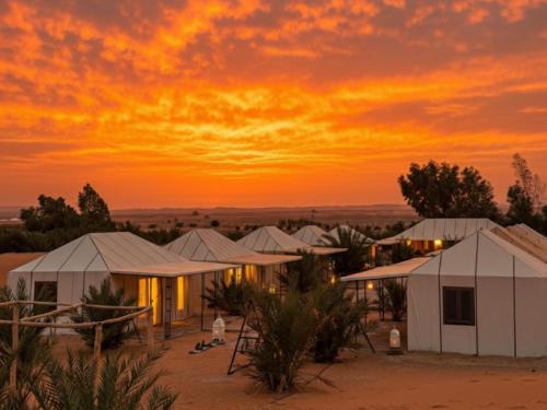 Η ανατολή ή δύση του ηλίου όπως φαίνεται από οργανωμένο κάμπινγκ ή από εκεί κοντά