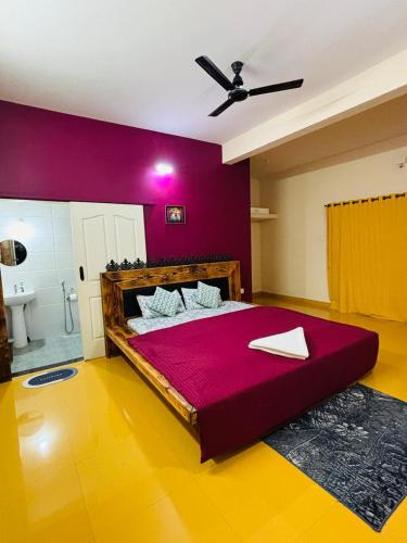 Ένα ή περισσότερα κρεβάτια σε δωμάτιο στο Nemmadi Farmhouse