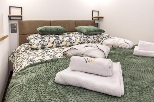 Ένα ή περισσότερα κρεβάτια σε δωμάτιο στο Apartament Szczawnica z klimatyzacją - jacuzzi i parking w cenie - idealny dla par i rodzin z dziećmi - kącik zabaw dla dzieci