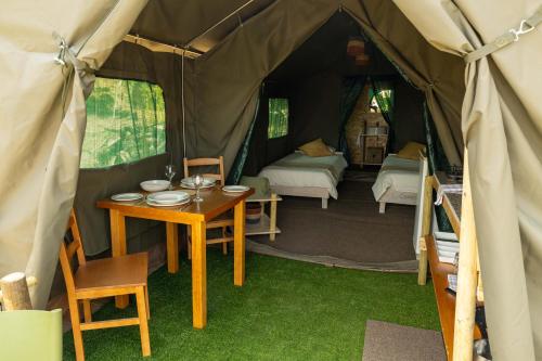ein Zelt mit einem Tisch und einem Bett darin in der Unterkunft Safari Glamping Portugal Gazelle in Ventosa
