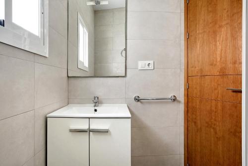 コニル・デ・ラ・フロンテーラにあるCasa Carmen - Sólo Familiasの洗面台と鏡のあるバスルーム