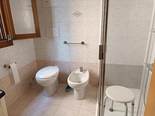 メストレにあるAppartamento X Vacanze Ca' Mercatiのトイレ、洗面台、シャワー付きのバスルーム