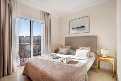 ein Schlafzimmer mit einem großen Bett, auf dem Handtücher liegen in der Unterkunft Luxury Villa Taganana in Adeje