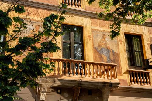 ein Gebäude mit einem Balkon, auf dem ein Wandgemälde eines Pferdes prangte in der Unterkunft Catalonia Eixample 1864 in Barcelona