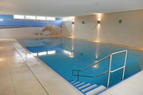 - une piscine avec un escalier dans une maison dans l'établissement 1-raum-ferienwohnung Im 4 Og, à Cuxhaven