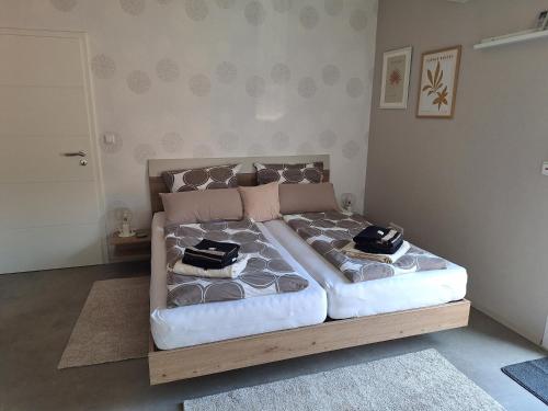 Una cama con dos almohadas encima en un dormitorio. en Ferienwohnung Schatzkammer, en Walporzheim