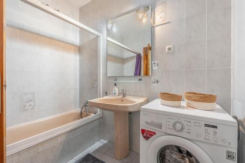 ein Badezimmer mit Waschmaschine und Waschbecken in der Unterkunft Villa Andaluza in Almuñécar
