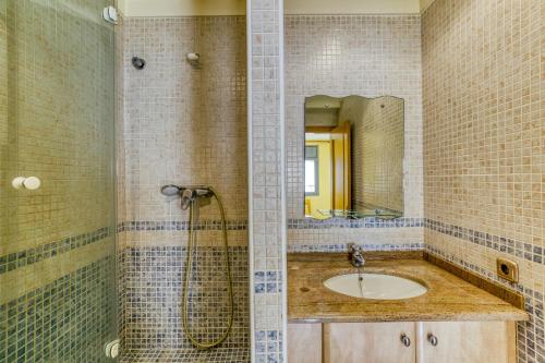 a bathroom with a sink and a shower at Estudio P in L'Escala