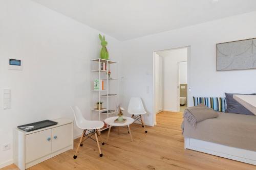 ein Schlafzimmer mit einem Bett und einem Schreibtisch und Stühlen in der Unterkunft Apartment Casa Hase in Birkweiler