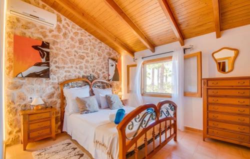 une chambre avec un lit et un plafond en bois dans l'établissement Ca na Bisquerra, à Santa Margalida