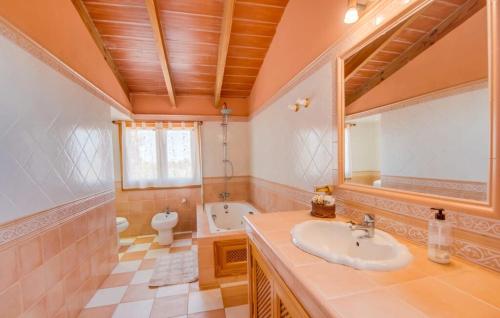 une salle de bains avec lavabo, baignoire et toilettes dans l'établissement Ca na Bisquerra, à Santa Margalida