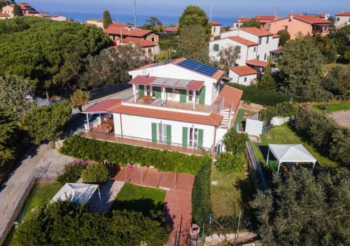 une vue aérienne d'une maison dans l'établissement Il Rosmarino, à Marciana